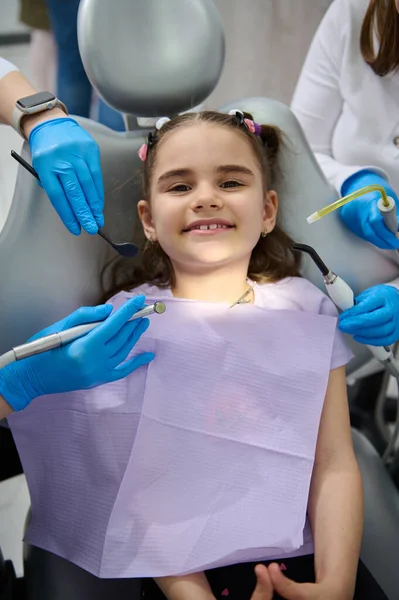 Üst Manzara Diş Hekiminin Asistanının Elleri Steril Diş Aletleri Bulundurur — Stok fotoğraf
