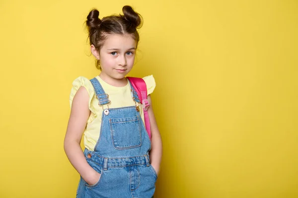 Studio Portrét Žlutém Pozadí Kavkazské Krásné Dítě Dívka Let Modrých — Stock fotografie