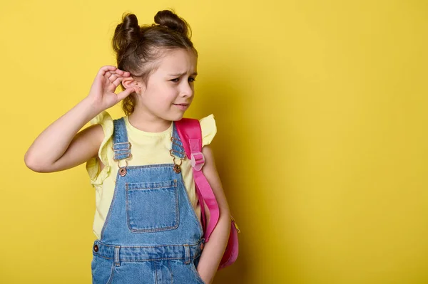 Εντυπωσιακό Κοριτσάκι Denim Φόρμες Ροζ Σακίδιο Κρατώντας Χέρι Στο Αυτί — Φωτογραφία Αρχείου