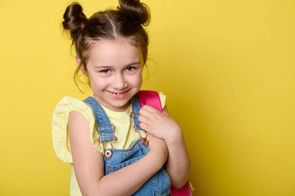 Закріпіть Портрет Кавказької Пустотливої Маленької Дівчинки Яка Тримає Рожевий Рюкзак — стокове фото