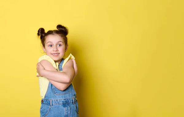 Niña Blanca Feliz Emocional Vestida Con Camiseta Amarilla Vaqueros Azules — Foto de Stock