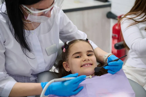 Gülümseyen Kız Dişçiyi Ziyaret Ediyor Dişleri Tedavi Ediyor Diş Tellerini — Stok fotoğraf