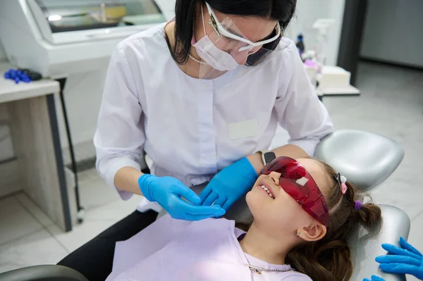 Kaukaski Doświadczony Przyjemna Kobieta Dentysta Lekarz Higienista Stomatologiczny Rozmawia Małym — Zdjęcie stockowe