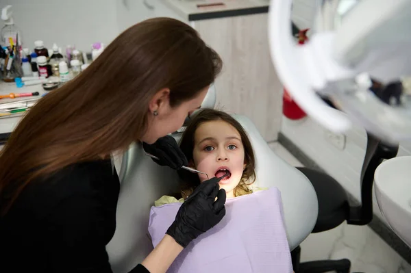 Güzel Bir Kız Dişçiye Gidiyor Dişleri Tedavi Ediyor Diş Tellerini — Stok fotoğraf