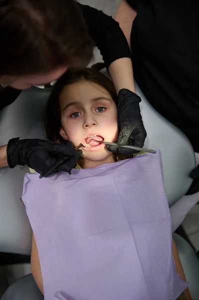 小児歯科クリニックにおける乳歯の治療の概念 歯医者の診察中に予防歯科検診を受けながら椅子に座っています — ストック写真