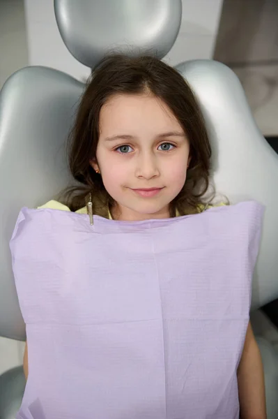 Üst Manzara Güzel Beyaz Çocuk Diş Hekimliği Koltuğunda Sevimli Küçük — Stok fotoğraf