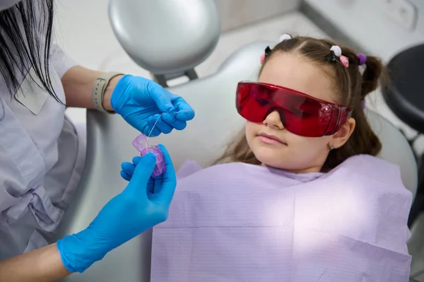 Nettes Kind Hört Einem Zahnhygieniker Der Beim Zahnarzttermin Der Zahnarztpraxis — Stockfoto