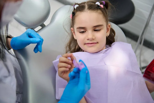 歯科予約で美しい中東の小さな子供の少女のクローズアップ肖像画 歯科フロスを保持します 小児歯科クリニックで歯の検査を取得 歯科ケアと衛生の概念 — ストック写真