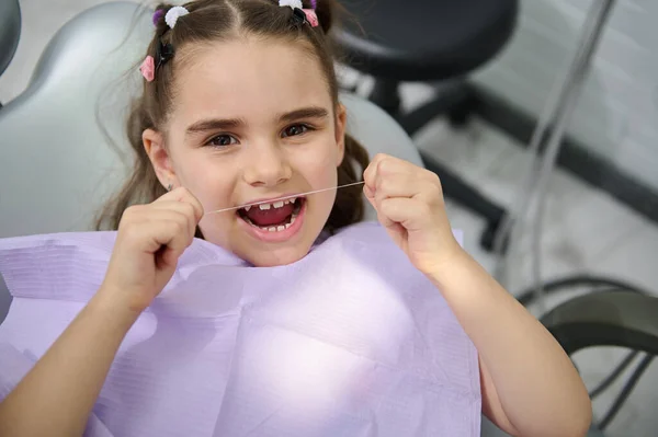 Portret Pięknej Dziewczynki Używającej Nici Dentystycznej Myjącej Zęby Siedzącej Krześle — Zdjęcie stockowe