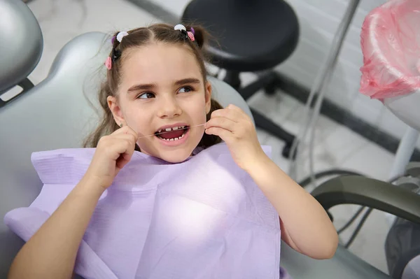 Uśmiechnięta Dziewczynka Pacjentka Kliniki Stomatologicznej Myjąca Zęby Nitką Dentystyczną Pielęgnacja — Zdjęcie stockowe