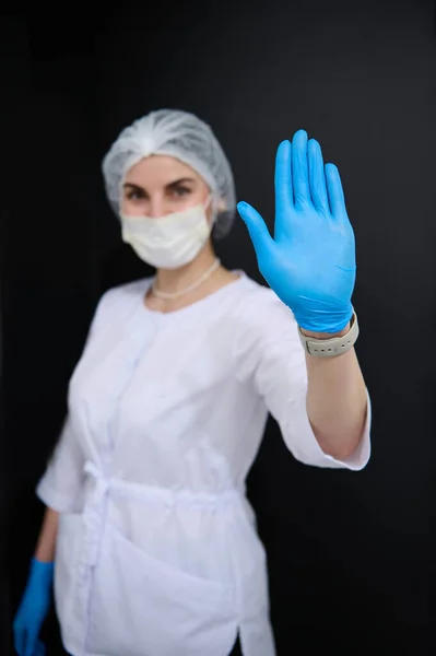 Enfoque Mano Guante Látex Azul Protector Mujer Borrosa Médico Cirujano — Foto de Stock