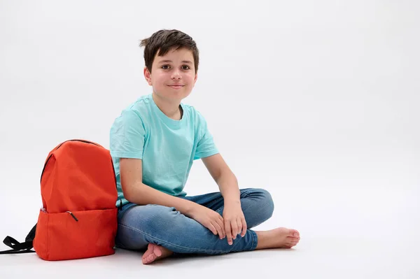 Vit Säker Smart Tonåring Pojke Blå Shirt Och Jeans Med — Stockfoto