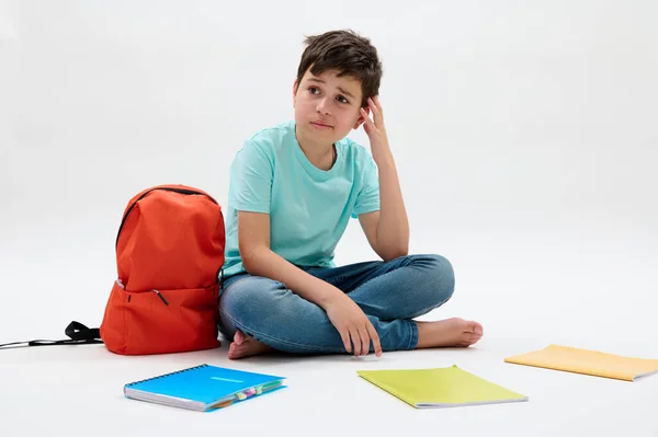 Autentický Portrét Školáka Dvanáctiletého Chlapce Modrém Tričku Džínách Sedí Oranžového — Stock fotografie