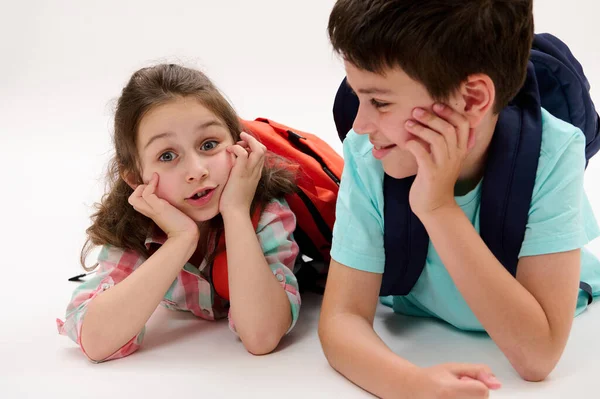 Två Bedårande Smarta Skolbarn Härlig Förstaklassande Liten Barn Flicka Och — Stockfoto