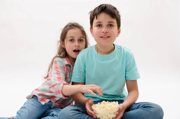 Criança Animada Comendo Pipoca Assistindo Televisão Filme Esportivo Serial  Game Online Filme De Mídia Social Imagem de Stock - Imagem de pupila,  filme: 266022755