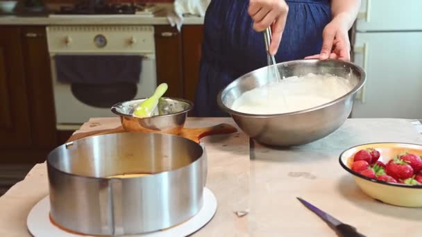 Gros Plan Femme Foyer Enceinte Chef Pâtissier Fouettant Crème Fraîche — Video