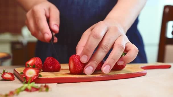 特写手在自家厨房的木板上把新鲜成熟的有机草莓切成两半 用来装饰慕斯甜点 健康饮食 浆果和水果 — 图库视频影像