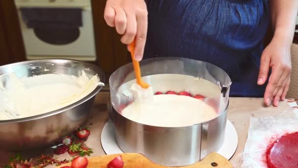 シェフのペストリー パン屋 料理人 菓子職人 主婦がホイップクリームを入れて 自家製のおいしい食欲をそそるイチゴ夏のムースケーキを準備する フランスのムースデザートフレイザー — ストック動画