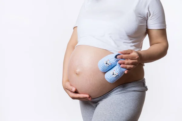 Middel Gravid Kvinna Väntar Barn Smeka Magen Hålla Söt Blå — Stockfoto