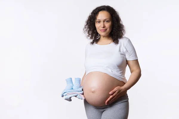 Vacker Latina Gravid Kvinna Förväntansfull Gravid Mor Gammal Leende Tittar — Stockfoto