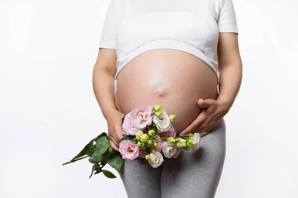 Estudio Publicitario Plano Vientre Embarazada Con Estrías Mujer Gravid Sosteniendo — Foto de Stock