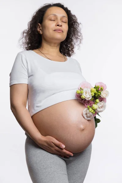 Bir Buket Bahar Çiçeğiyle Enfes Bir Kadın Koca Hamile Karnını — Stok fotoğraf