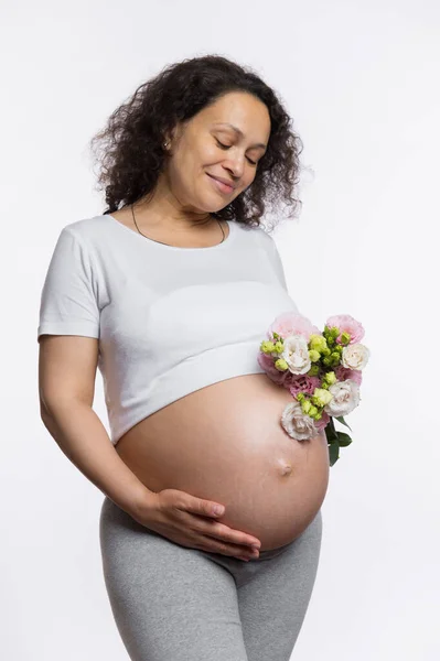 Bir Demet Yaz Çiçeğiyle Enfes Etnik Çeşitlilikte Hamile Bir Kadın — Stok fotoğraf
