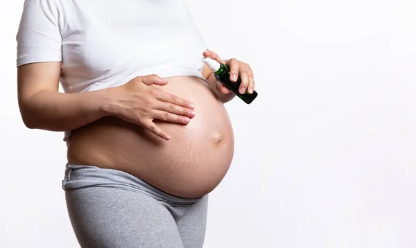 Närbild Vacker Mage Slutet Graviditeten Gravid Blivande Kvinna Tillämpa Naturliga — Stockfoto