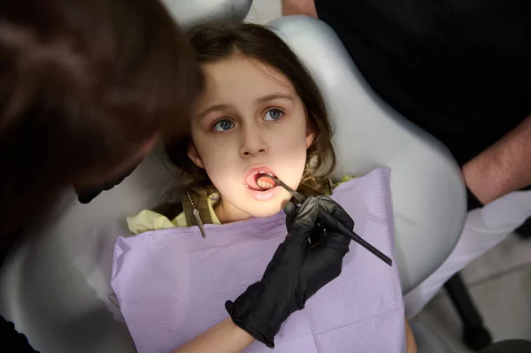 Kafkasyalı Ağzı Açık Küçük Bir Kız Çocuğu Pediatrik Diş Hekimliği — Stok fotoğraf