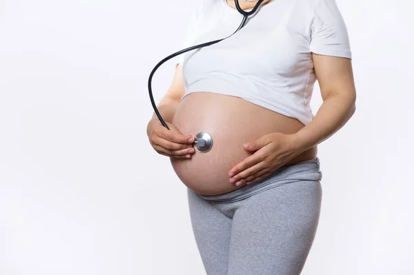 Närbild Gravid Kvinna Förväntansfull Gravid Mor Hålla Hand Magen Lyssna — Stockfoto