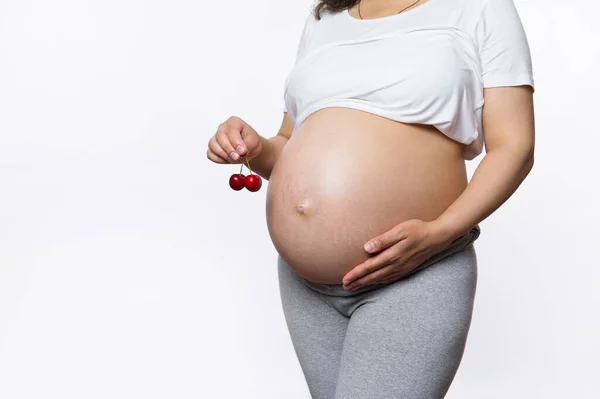 Närbild Gravid Kvinna Som Håller Mogna Ekologiska Hälsosamma Körsbär Nära — Stockfoto