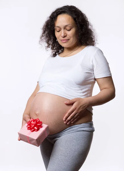 母亲节和国际妇女日快乐 怀孕了母性 怀孕妇女 肚子裸露的孕妇 在白色孤立的背景下抱着礼品盒 — 图库照片