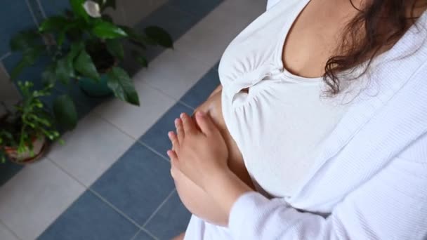 Widok Ciężarnej Kobiety Nawilżającej Nawilżający Balsam Ciała Brzuchu Aby Uniknąć — Wideo stockowe