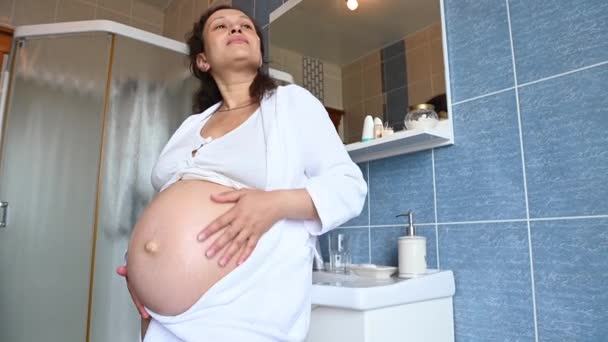 Mutlu Gülümseyen Yetişkin Hamile Kadın Bebek Bekliyor Karnını Nazikçe Okşuyor — Stok video
