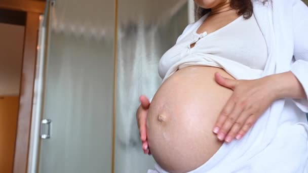 Midsection Gravid Expectant Woman Massaging Her Pregnant Belly Frotando Estrías — Vídeos de Stock