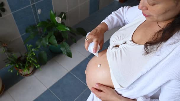 Top View Urocza Kobieta Ciąży Wyciskający Krem Nawilżający Lub Rozstępy — Wideo stockowe