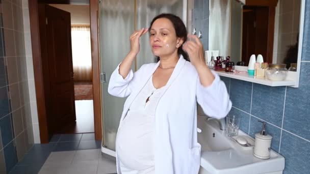 Hermosa Mujer Embarazada Étnica Rizada Con Vientre Grande Con Camisón — Vídeo de stock