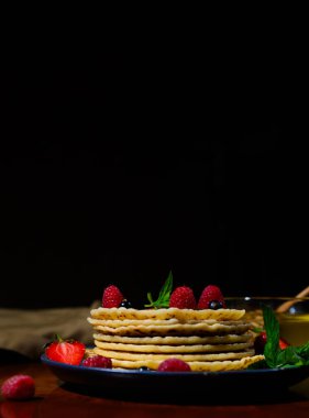 Lezzetli ev yapımı kreplerle dolu bir hayat. Bal damlıyor, olgun böğürtlenler ve siyah arka planda fotokopi çekilen nane yaprakları. Shrovetide. Shrove salısı. Gözleme Günü