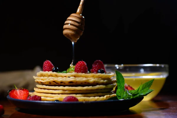 Tongkat Kayu Dalam Bentuk Sarang Madu Dengan Madu Menetes Pancake — Stok Foto