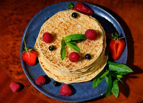 Piring Atas Kepala Dengan Pancake Untuk Shrove Tuesday Dihiasi Dengan — Stok Foto