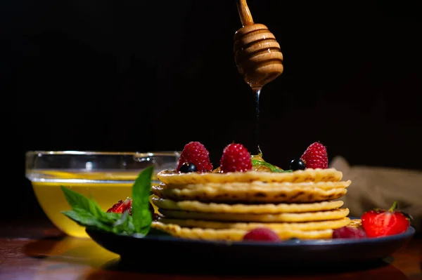 Madu Acacia Menetes Dari Tongkat Madu Dalam Setumpuk Pancake Yang — Stok Foto