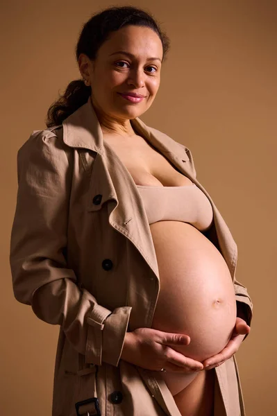 Vacker Multietnisk Gravid Kvinna Beige Trenchcoat Väntar Ett Barn Försiktigt — Stockfoto