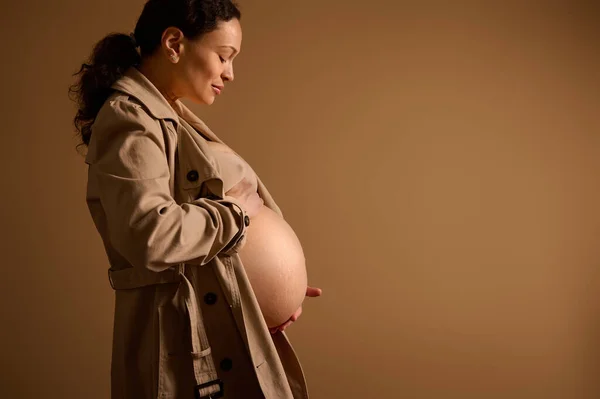 Sidoporträtt Multietnisk Vuxen Gravid Kvinna Bär Trenchcoat Och Beige Underkläder — Stockfoto