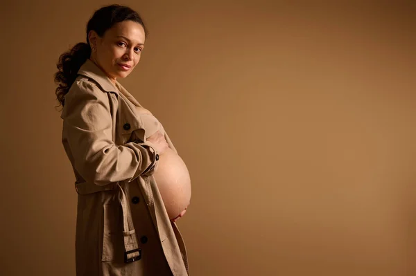 Mooie Multi Etnische Zwangere Vrouw Gekleed Beige Trench Jas Strelen — Stockfoto