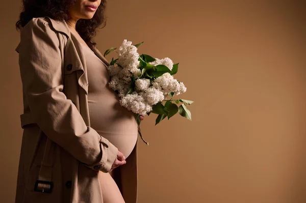 Close Multi Etnische Zwangere Vrouw Beige Lingerie Trench Coat Met — Stockfoto