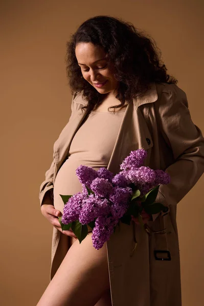 Aantrekkelijke Zwangere Vrouw Lingerie Trench Coat Poserend Met Een Stelletje — Stockfoto