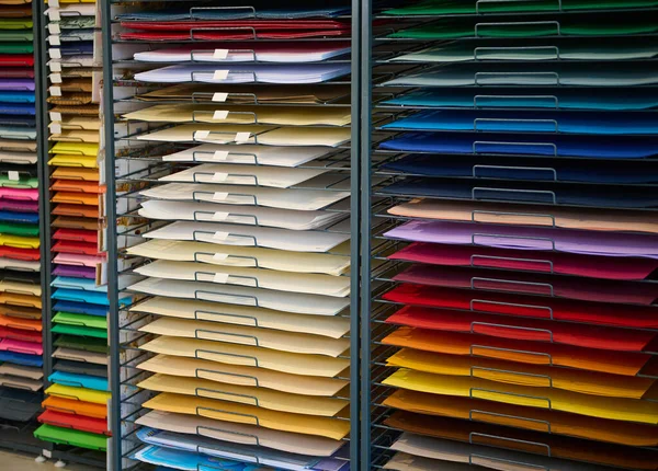 Stojak Różnymi Kolorowym Papierem Półkach Projektowania Malowania Akwarelami Pastelowym Rysunkiem — Zdjęcie stockowe