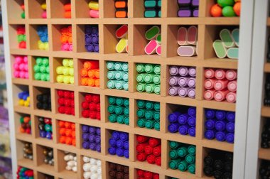 Okul kırtasiyesinde sergilenmekte olan renkli çok renkli keçeli kalemler, suluboya kalemler ve kalemler için geniş çeşitliliğe yakın çekim. Ofis malzemeleri dükkanı. Okula geri dön.