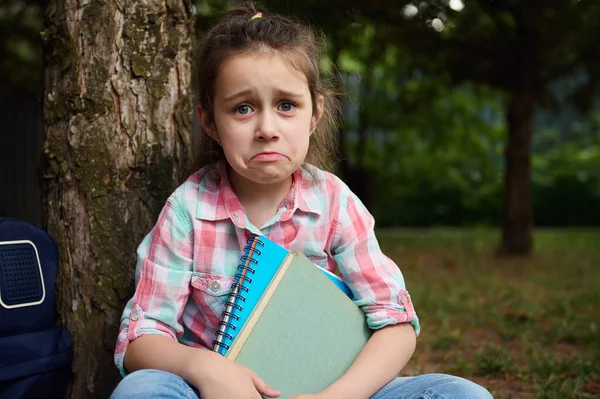 Καυκάσια Θλιμμένη Κοπελίτσα Χρονών Μαθήτρια Δημοτικού Μαθήτρια Πρωτευουσιάνα Κάθεται Στο — Φωτογραφία Αρχείου