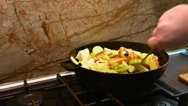 Primer Plano Chef Revolviendo Verduras Picadas Una Sartén Hierro Fundido — Vídeo de stock